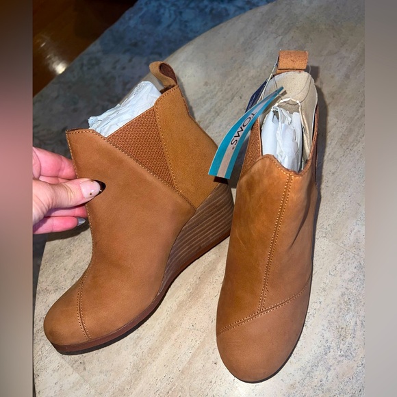 Toms Shoes - NEW TOMS Kelsey Wedge Pull On Booties Ankle Suede Pull Tab Cognac Tan Size 7